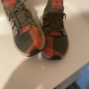 Youth size 6 fits woman’s 7